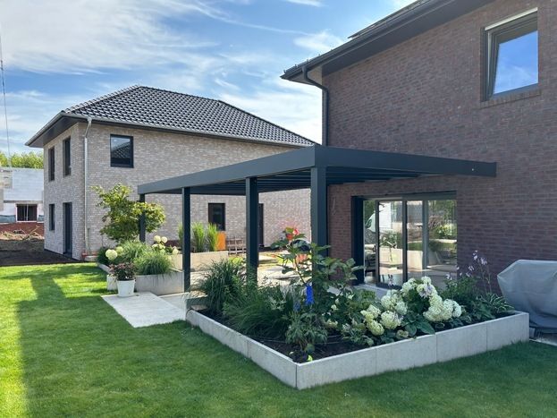 Terrassenüberdachung mit offenen Seiten an einem Einfamilienhaus